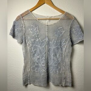 Est. 1946 women’s floral light blue and white mesh shirt top